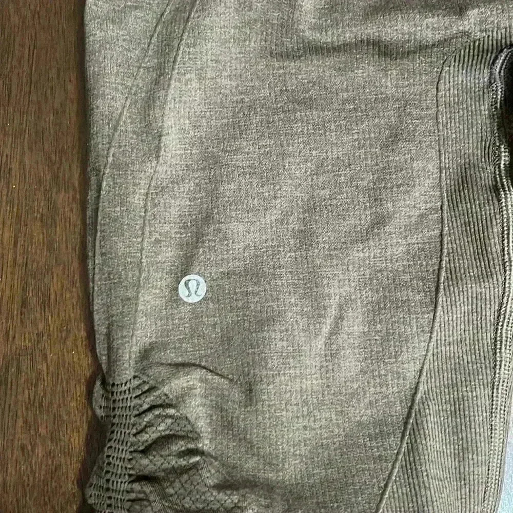 Lululemon crop legging - Picture 2 of 9